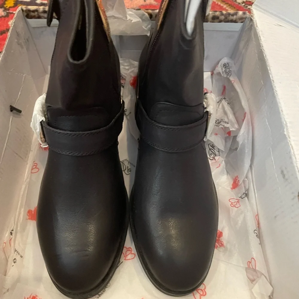 Black Boots With Gold Accents NIB Size 5.5 DKDB - Picture 6 of 15